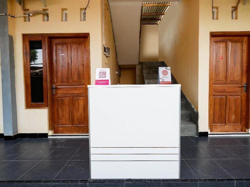 Super Oyo Capital O 2258 Santana Syariah Guest House Kartosuro Екстериор снимка