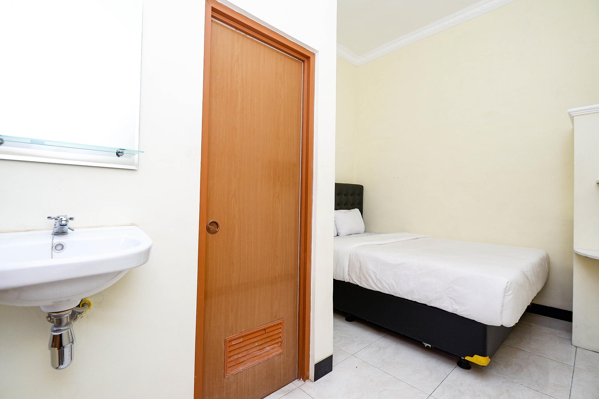 Super Oyo Capital O 2258 Santana Syariah Guest House Kartosuro Екстериор снимка