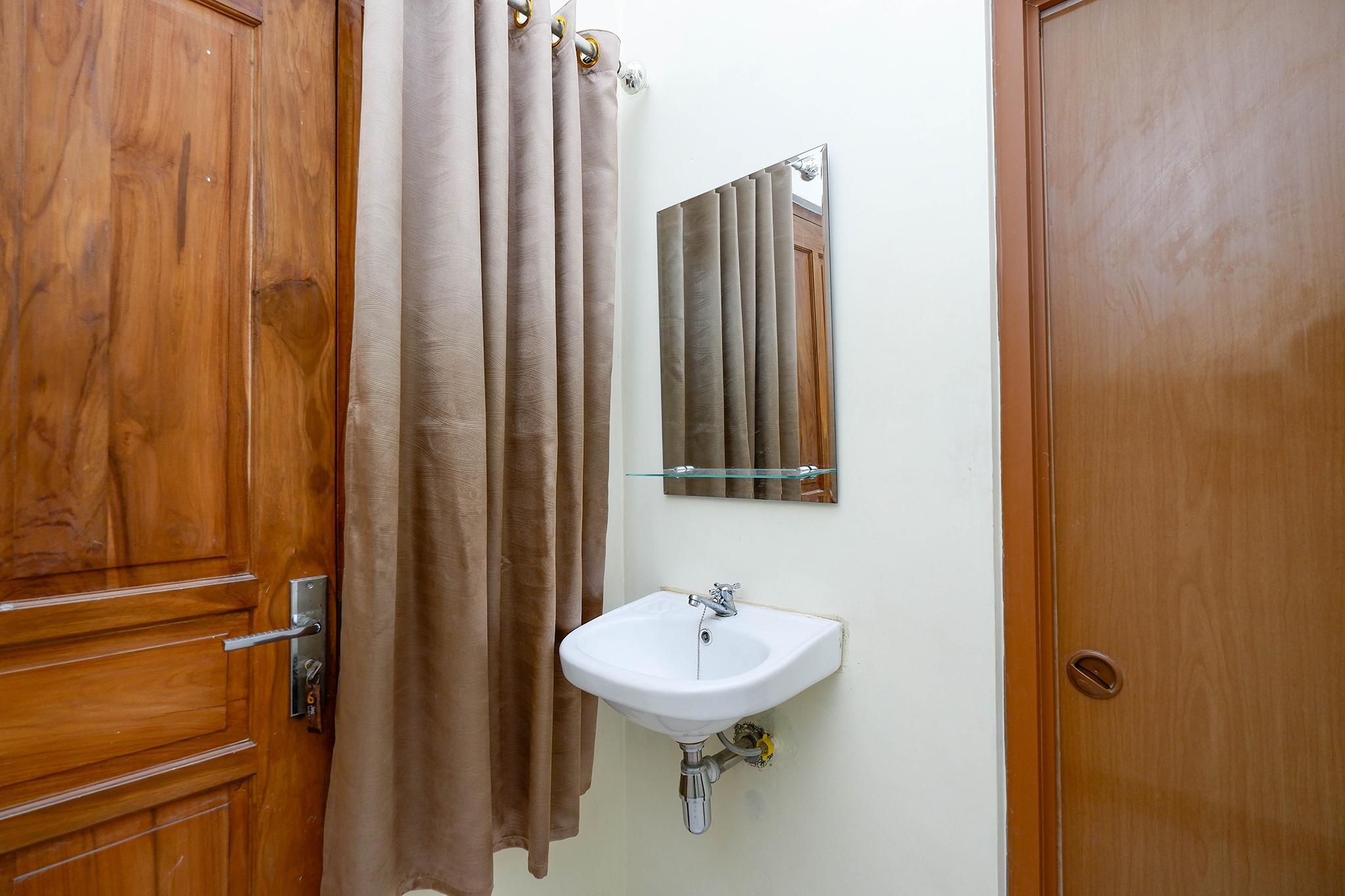 Super Oyo Capital O 2258 Santana Syariah Guest House Kartosuro Екстериор снимка