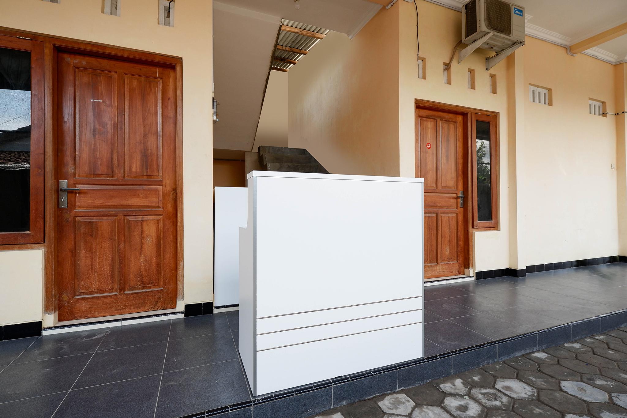 Super Oyo Capital O 2258 Santana Syariah Guest House Kartosuro Екстериор снимка