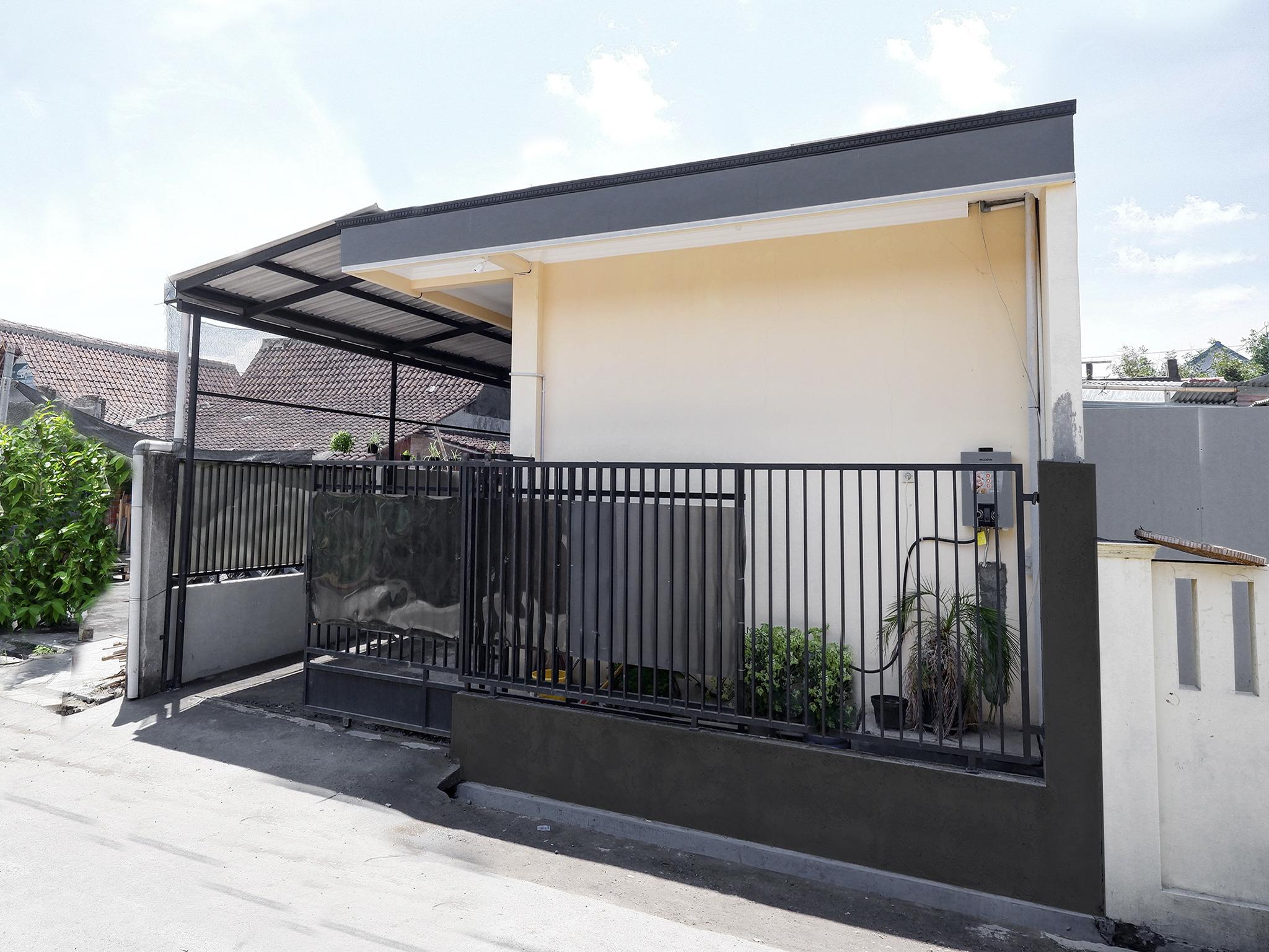 Super Oyo Capital O 2258 Santana Syariah Guest House Kartosuro Екстериор снимка