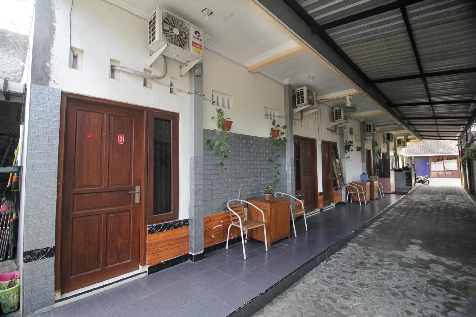 Super Oyo Capital O 2258 Santana Syariah Guest House Kartosuro Екстериор снимка