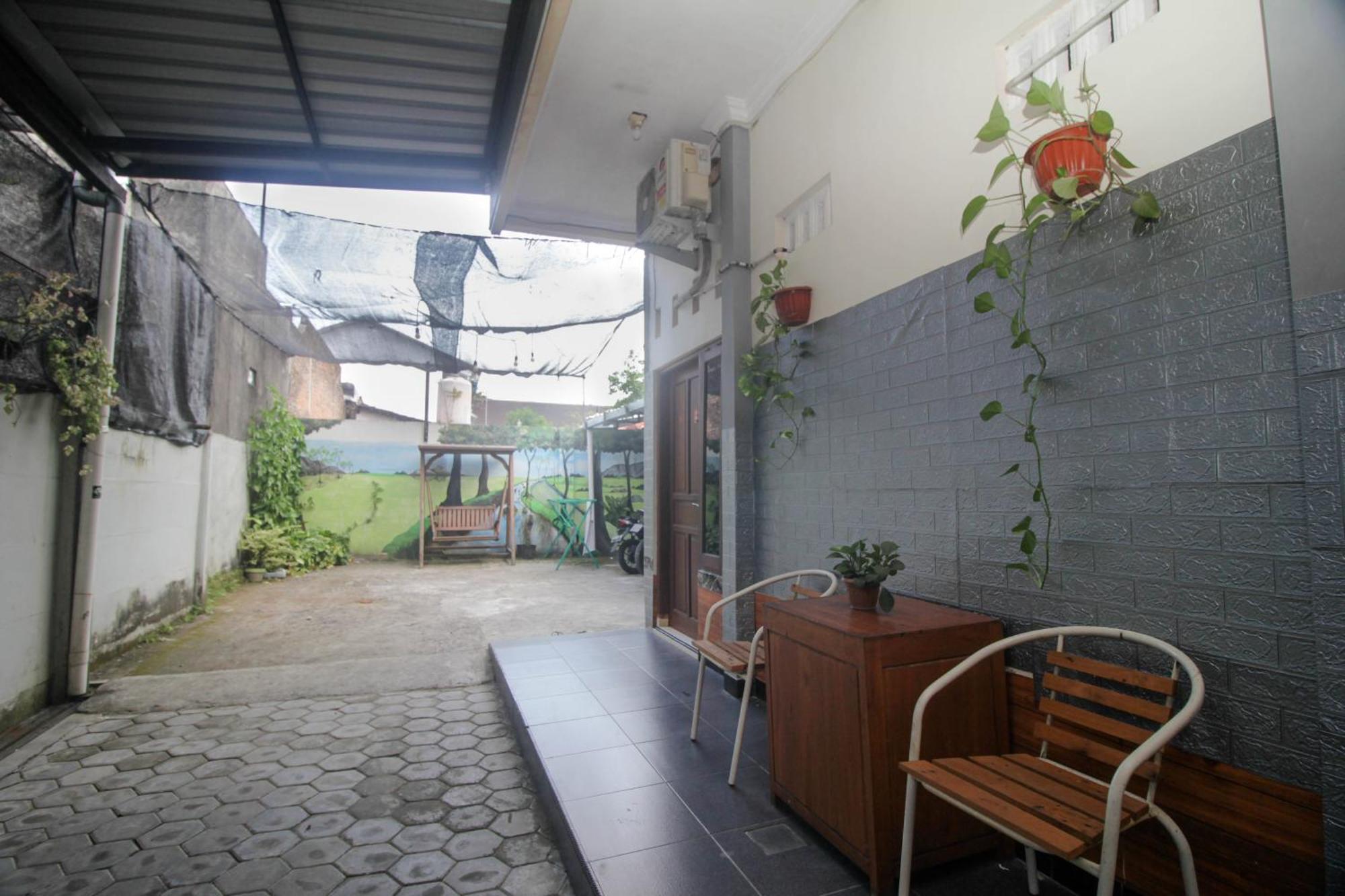 Super Oyo Capital O 2258 Santana Syariah Guest House Kartosuro Екстериор снимка