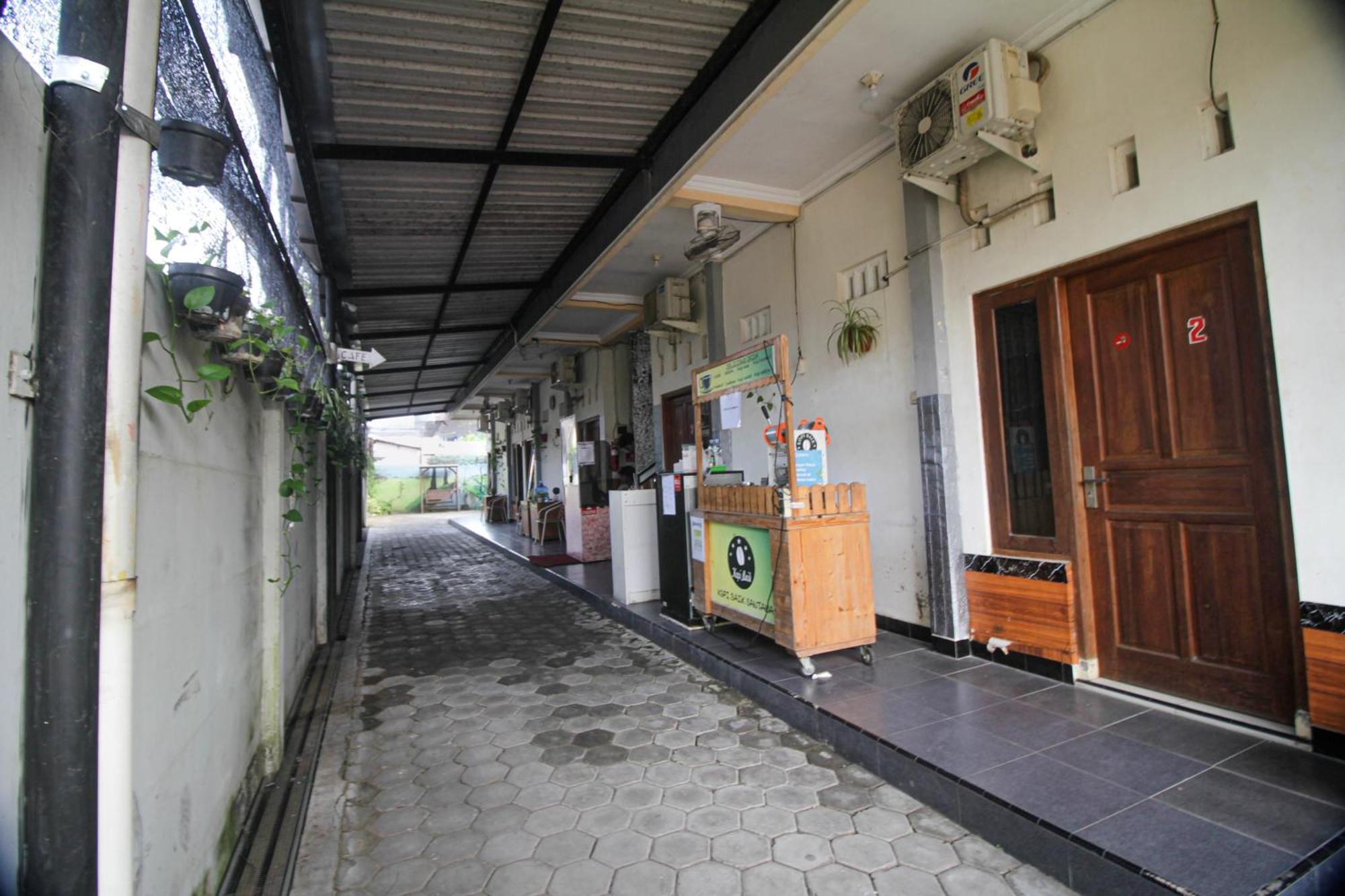 Super Oyo Capital O 2258 Santana Syariah Guest House Kartosuro Екстериор снимка
